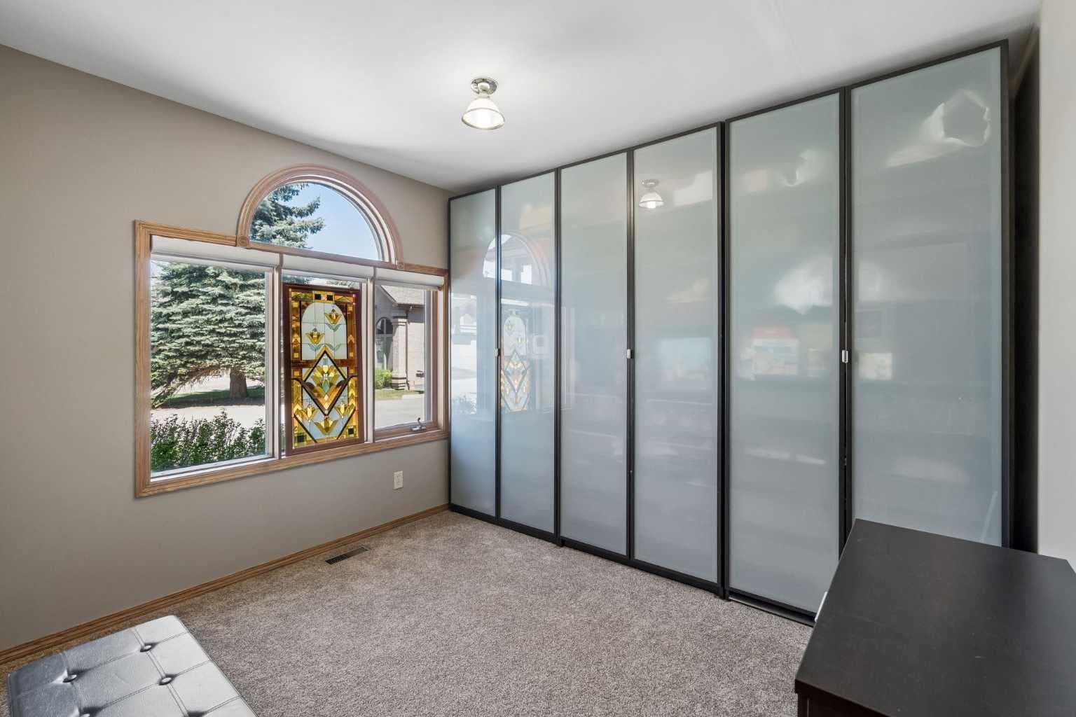 112 Oakbriar Close SW — photo 4
