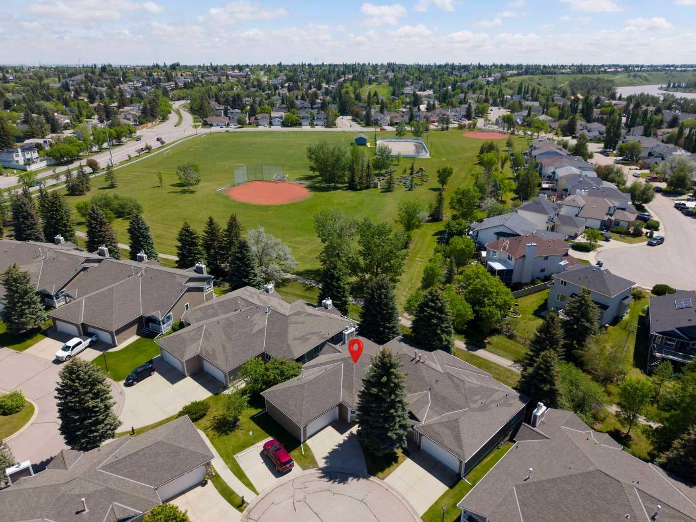 Semi Detached (Half Duplex) in Douglasdale/Glen