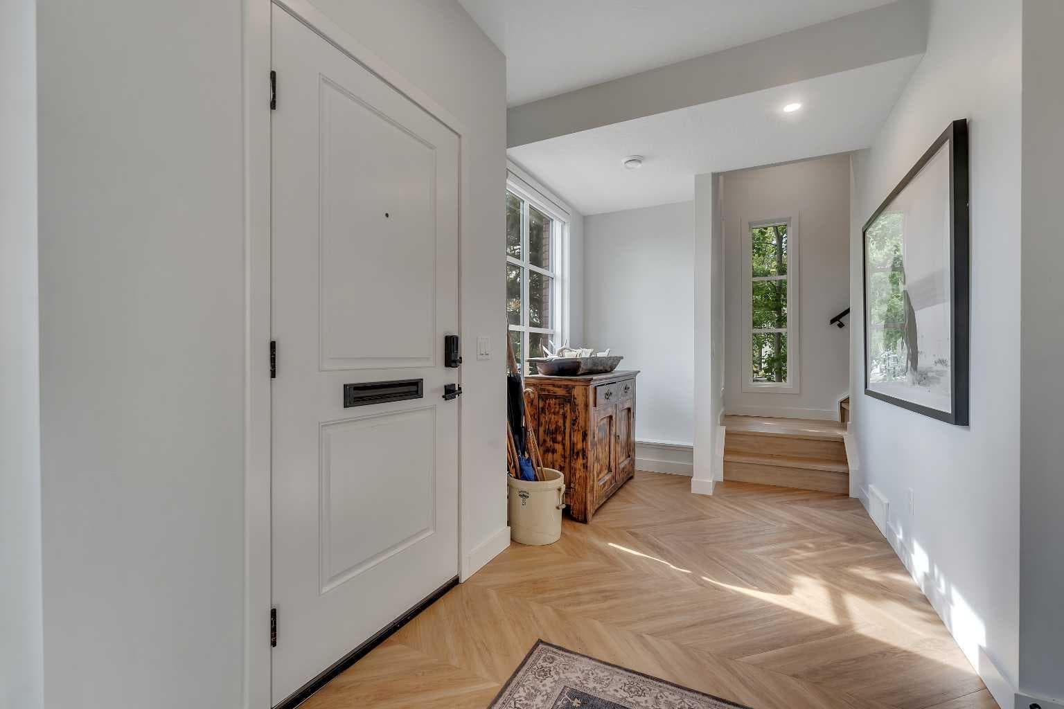 4305 16 Street SW — photo 2