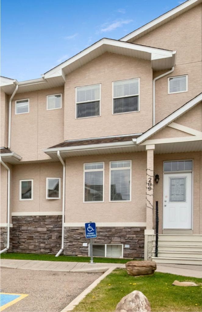 209 Strathcona Circle — photo 2