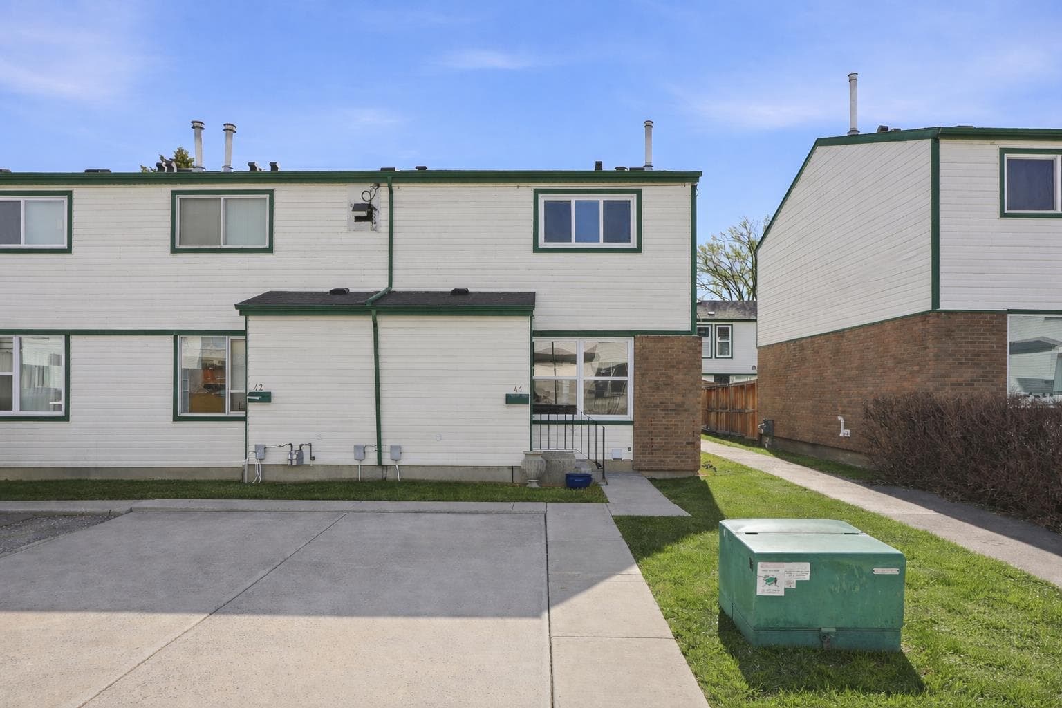 Row/Townhouse in Penbrooke Meadows