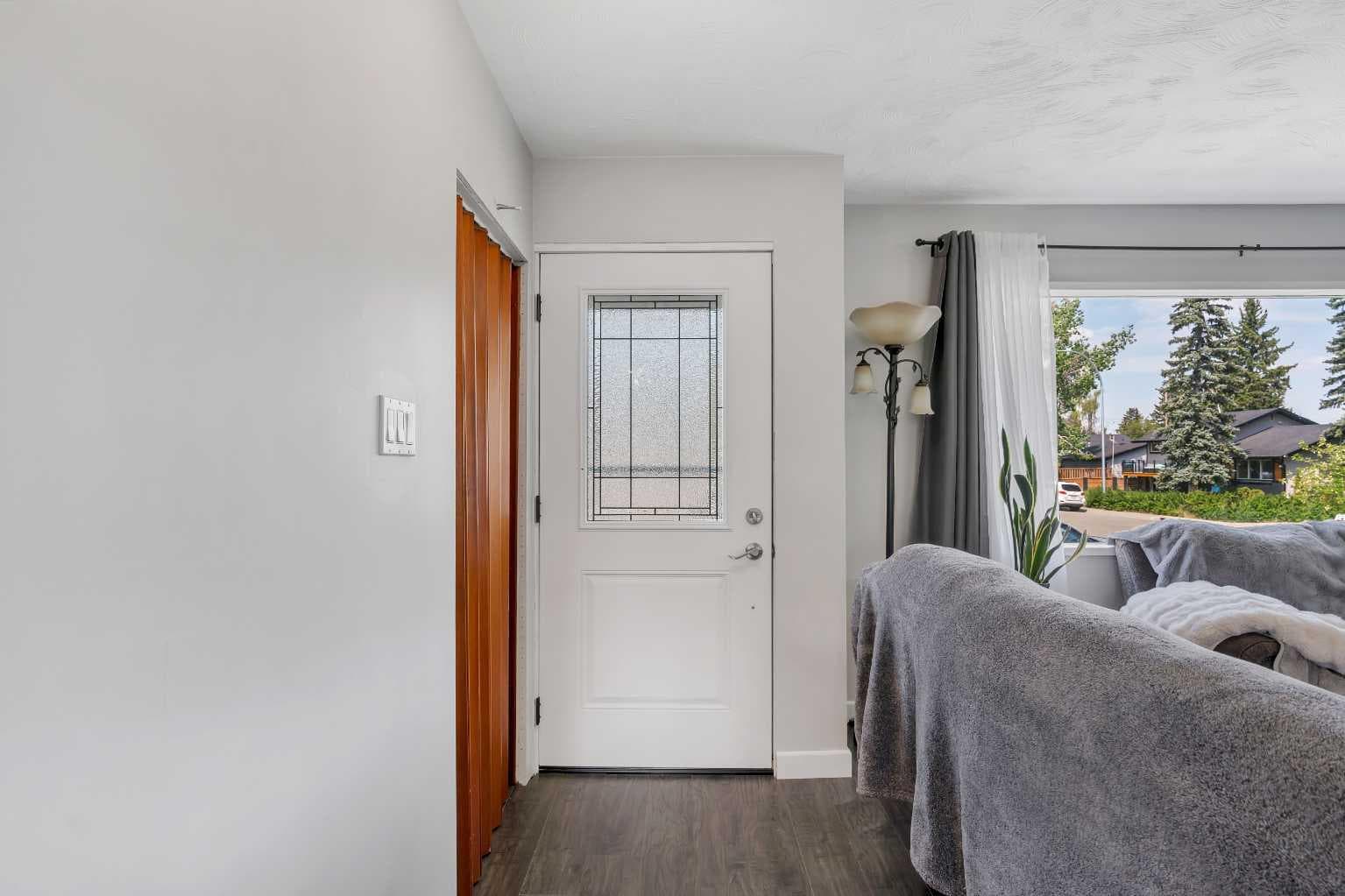 249 Acadia Drive SE — photo 2
