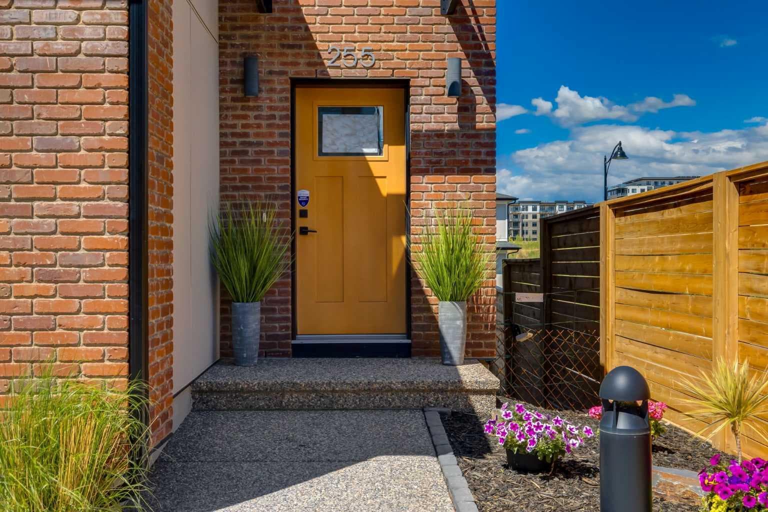 Row/Townhouse in Springbank Hill