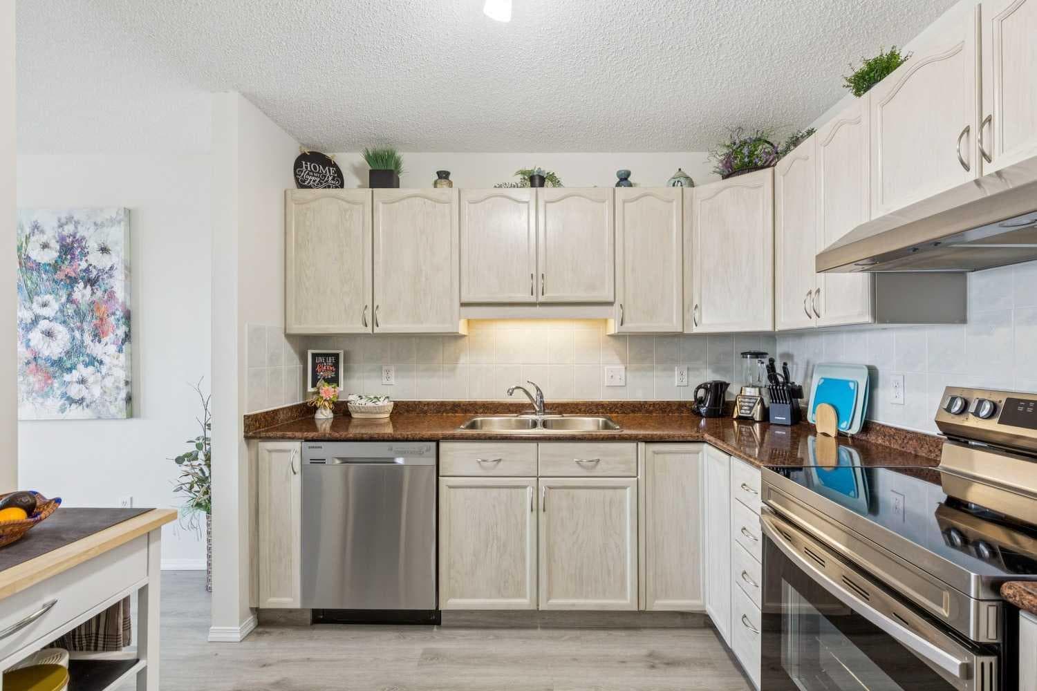 2301, 2000 Sienna Park Green SW — photo 3