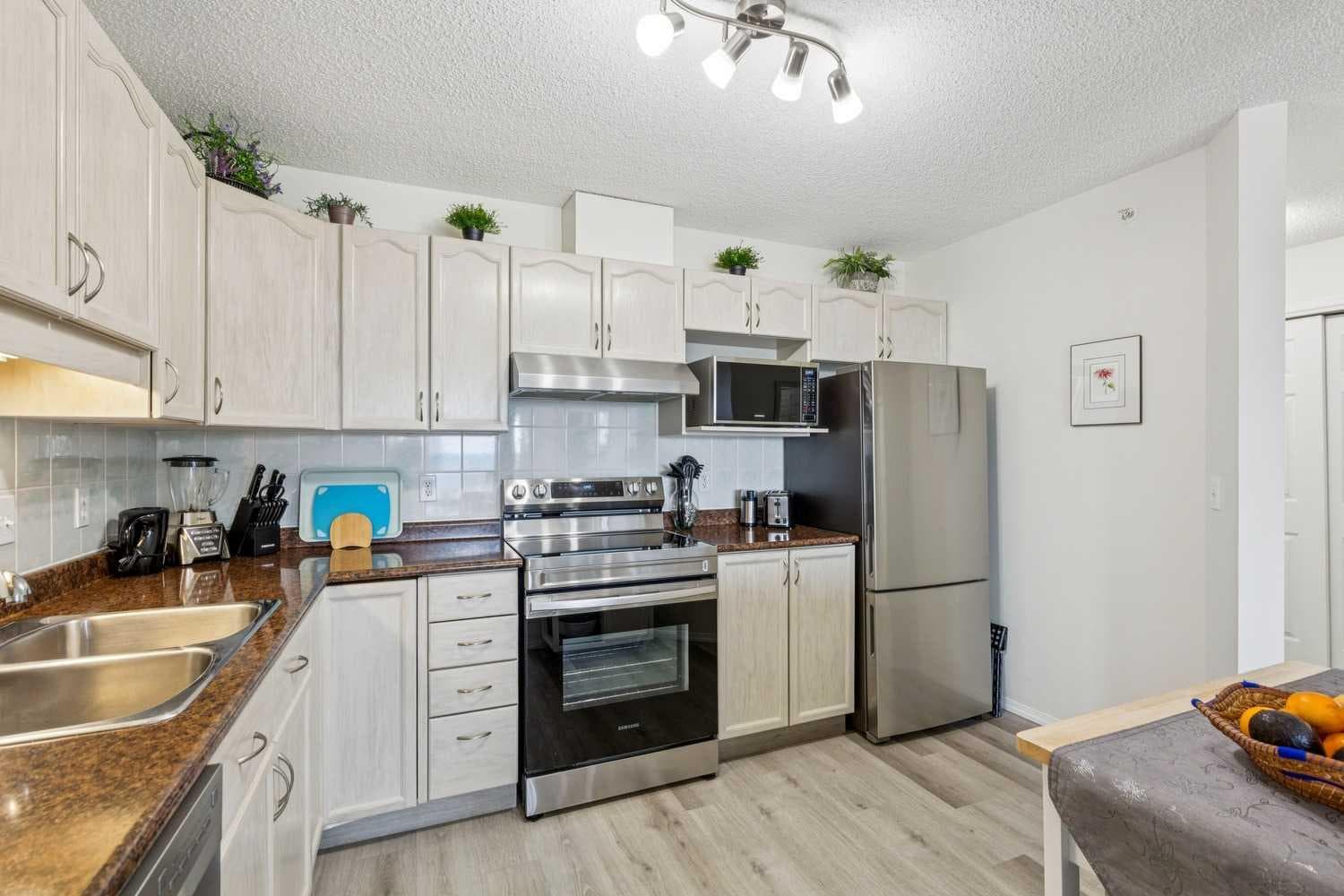 2301, 2000 Sienna Park Green SW — photo 4
