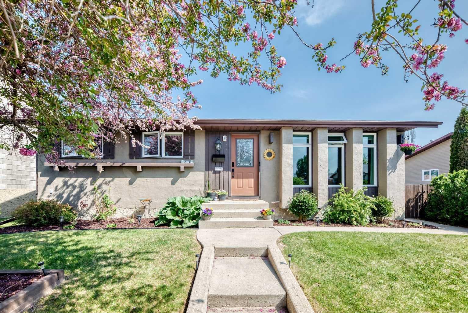 8 Haliburton Crescent — photo 1