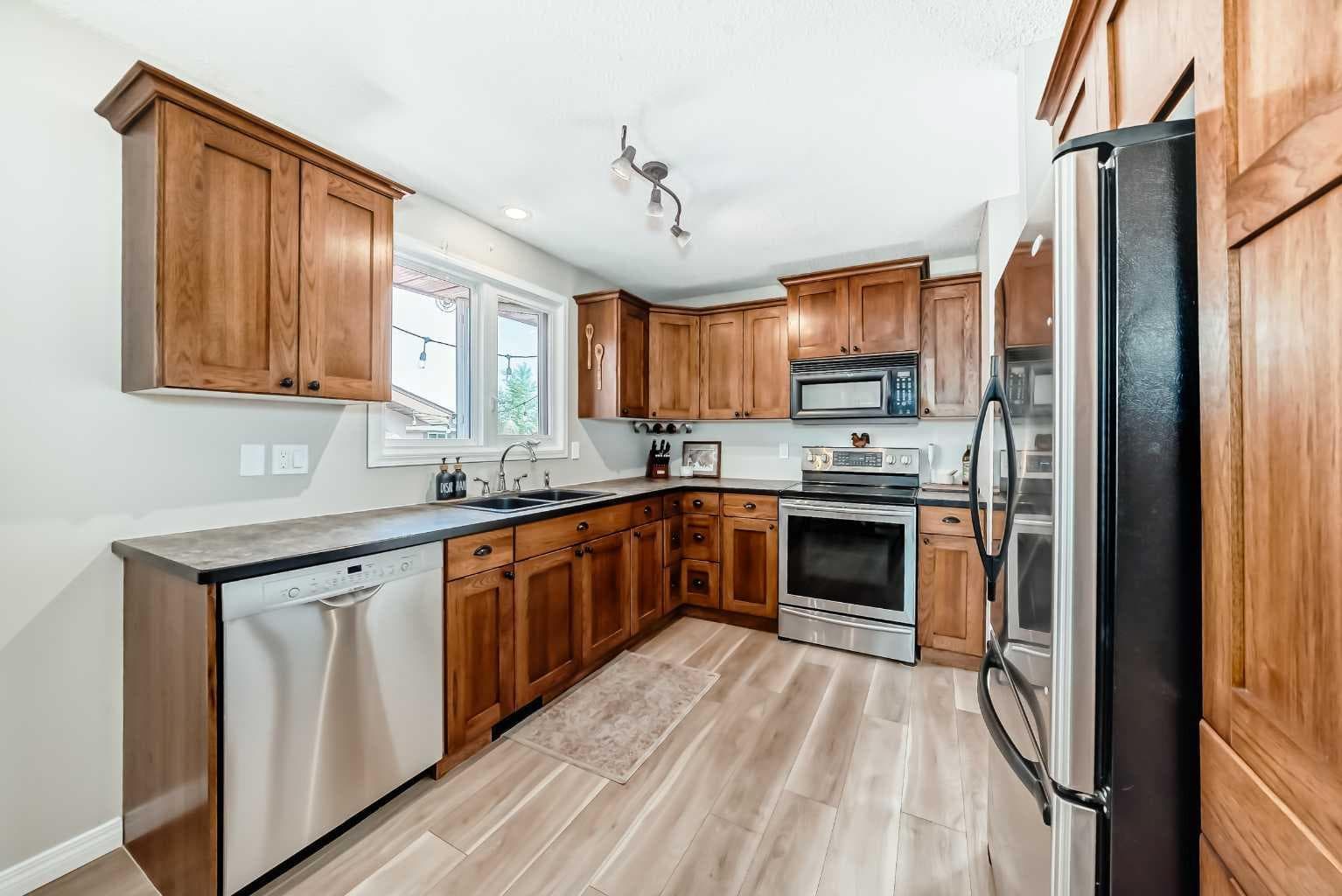 8 Haliburton Crescent — photo 4