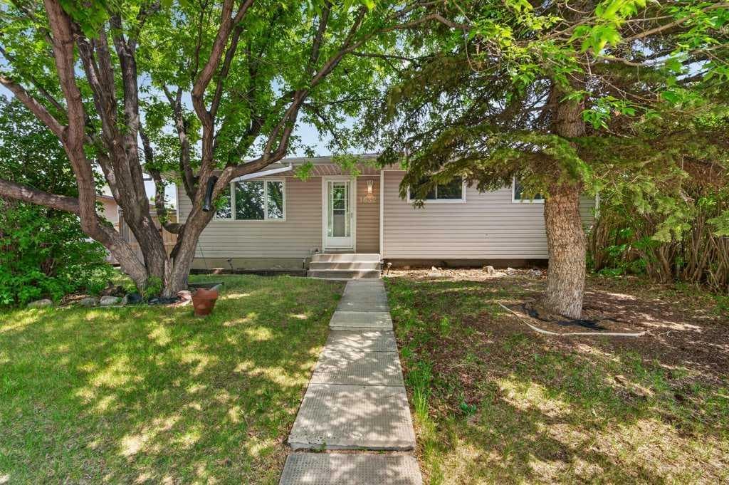 1632 Robson Crescent SE — photo 1