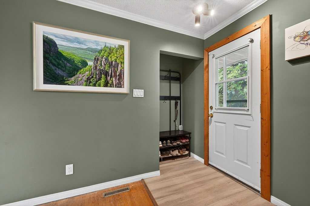 1632 Robson Crescent SE — photo 4