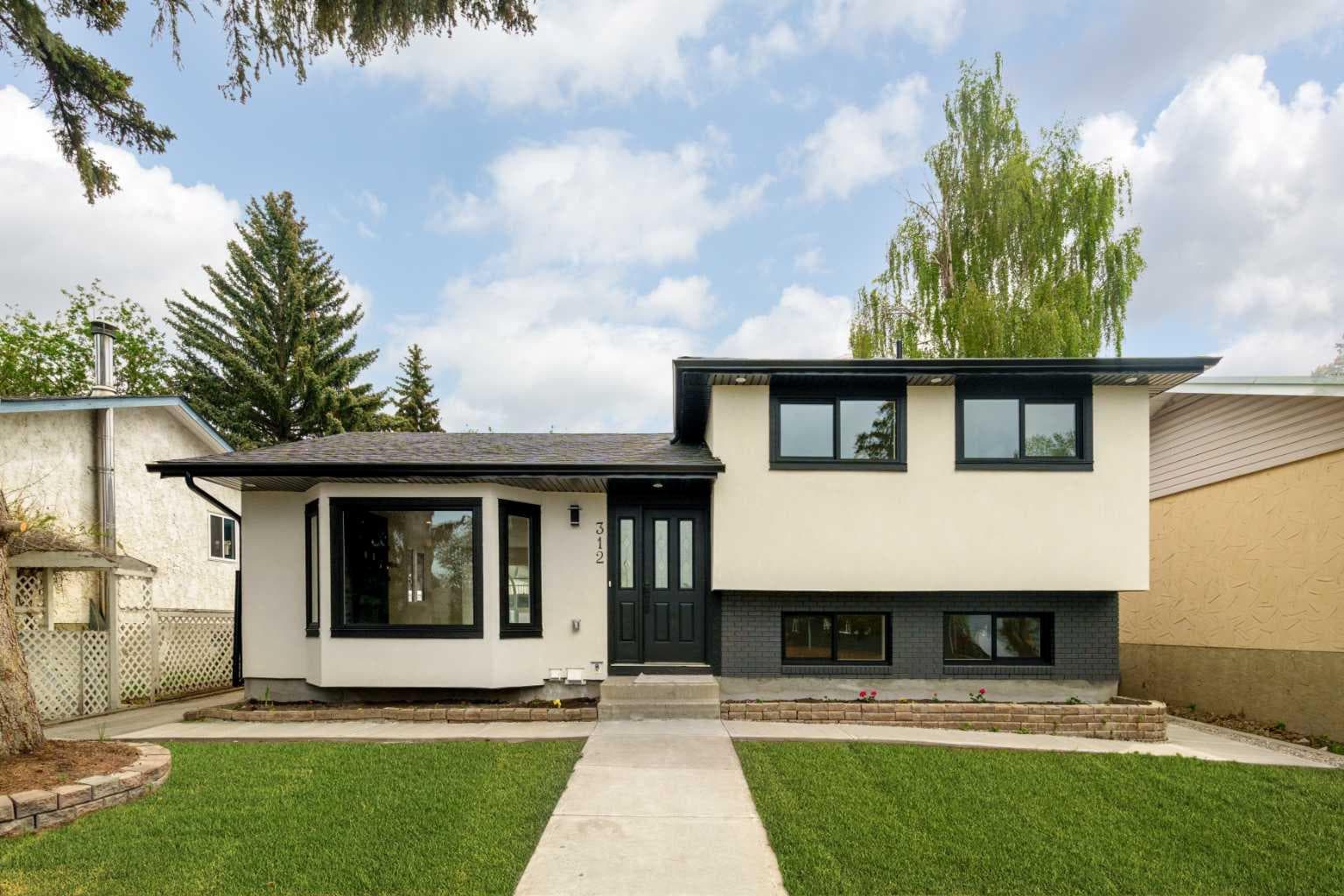 312 Queensland Road SE — photo 1