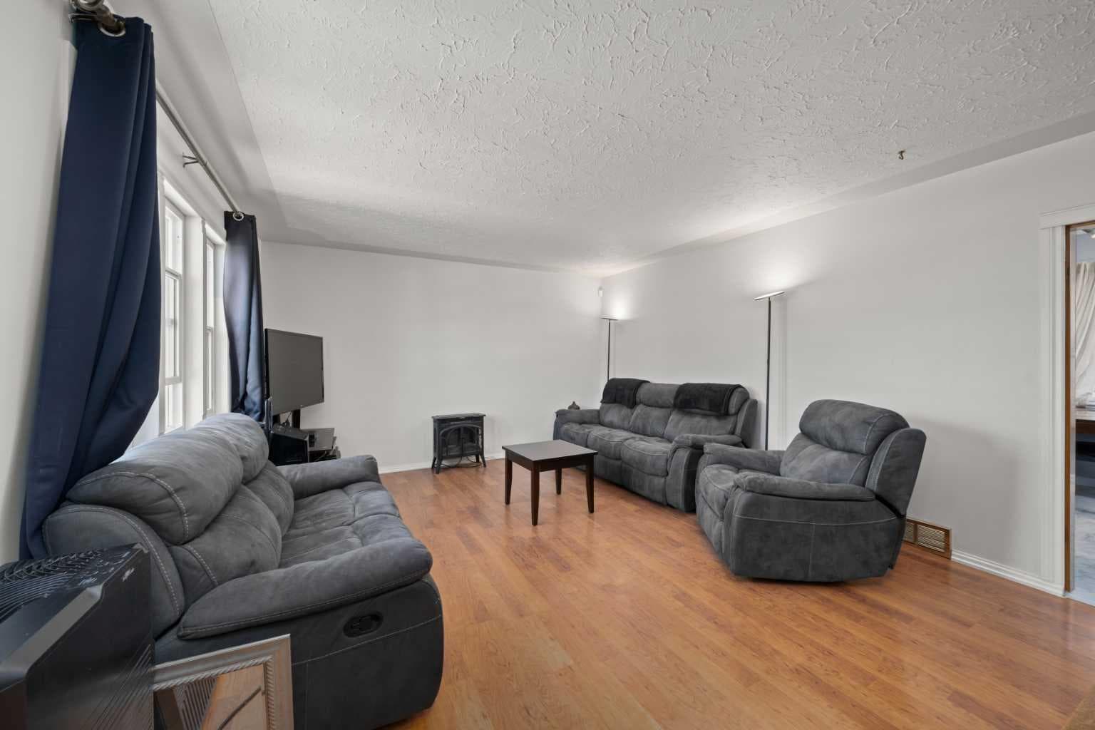 2219 41 Street SE — photo 2