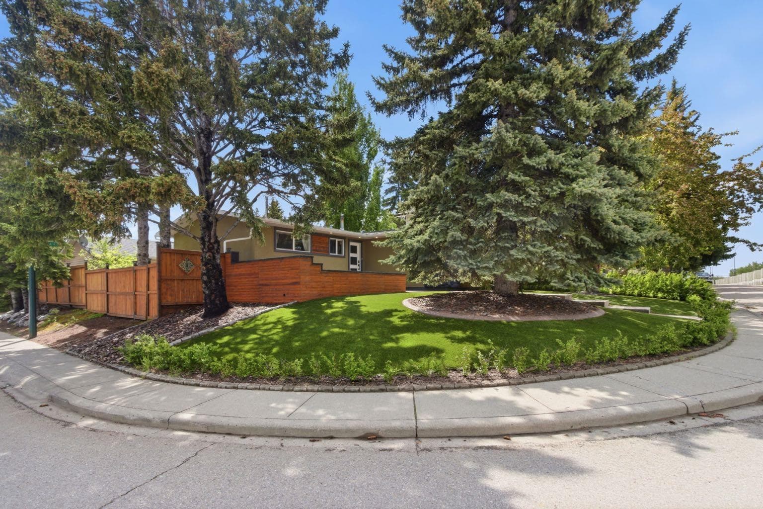 10504 Spadina Drive SW — photo 2