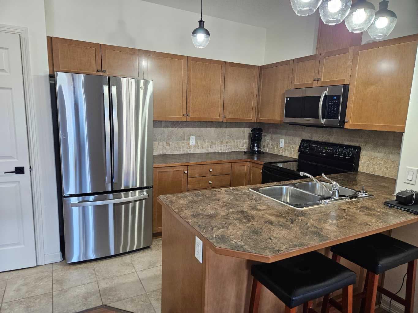 1402, 92 Crystal Shores Road — photo 3