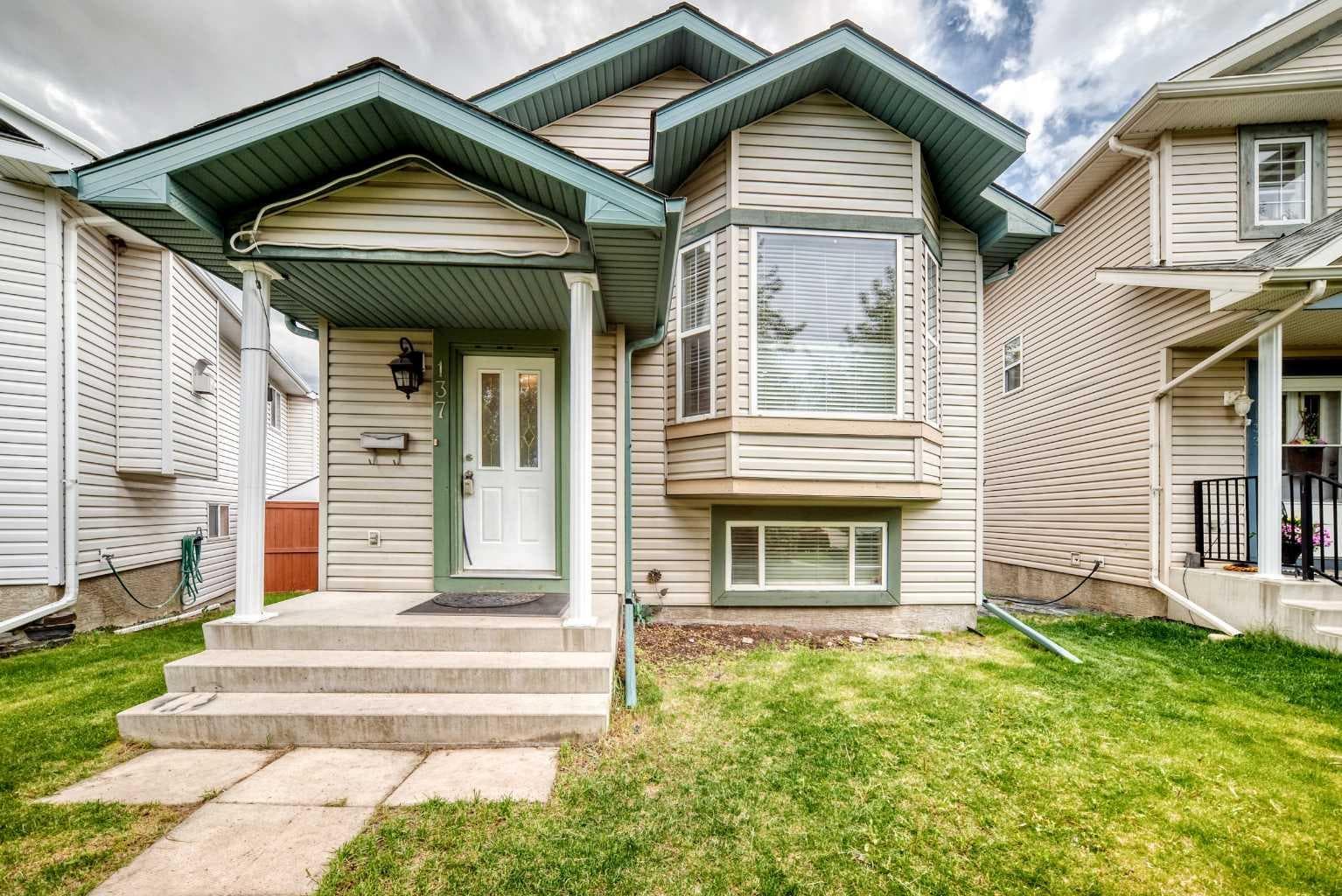 137 Erin Meadow Bay SE — photo 1
