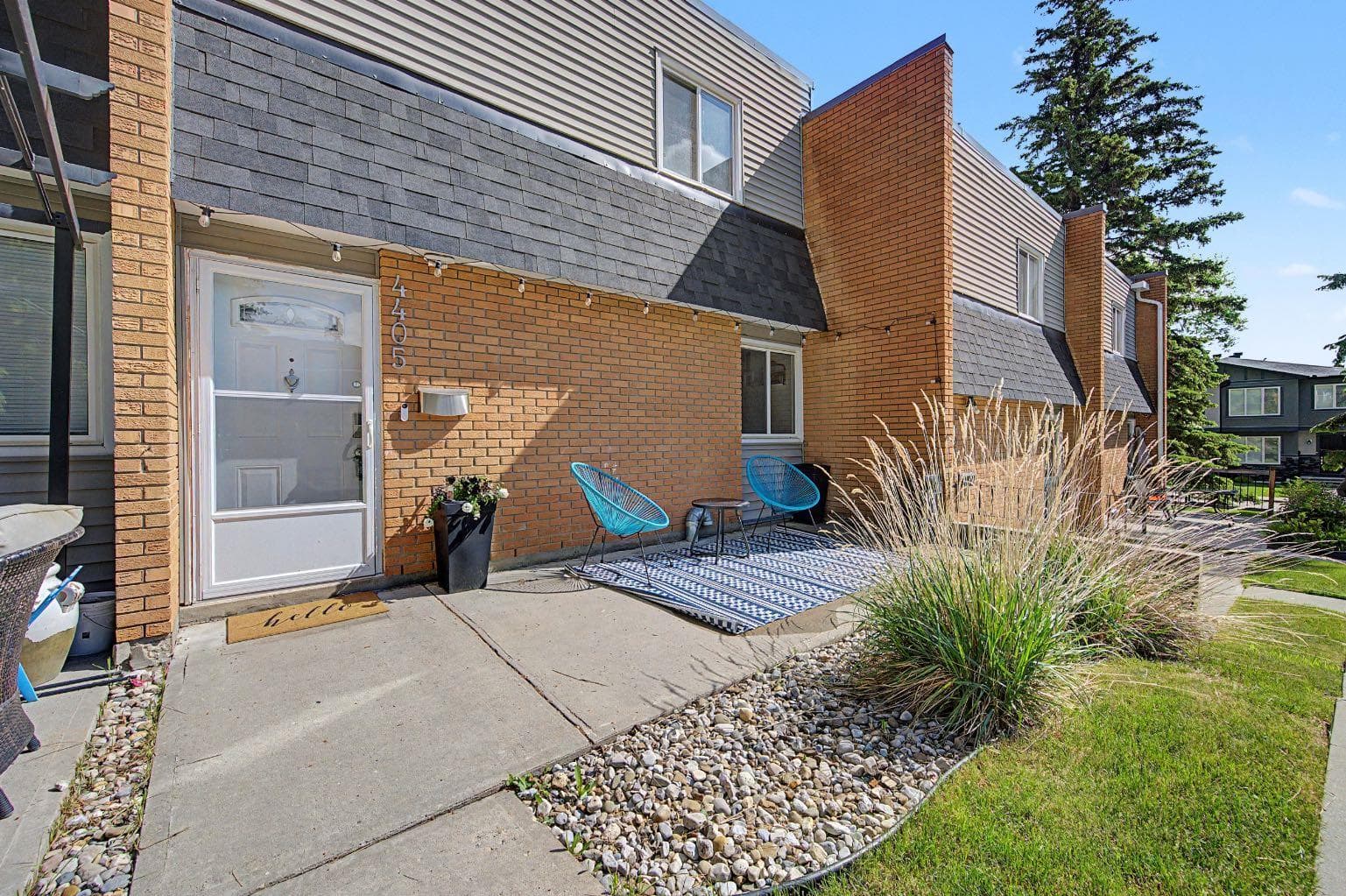 4405 33 Avenue SW — photo 1