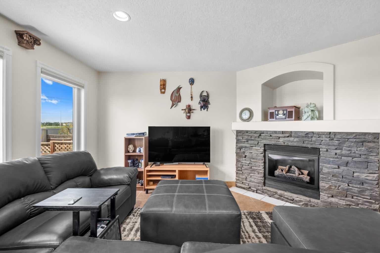 184 Somerglen Common SW — photo 3
