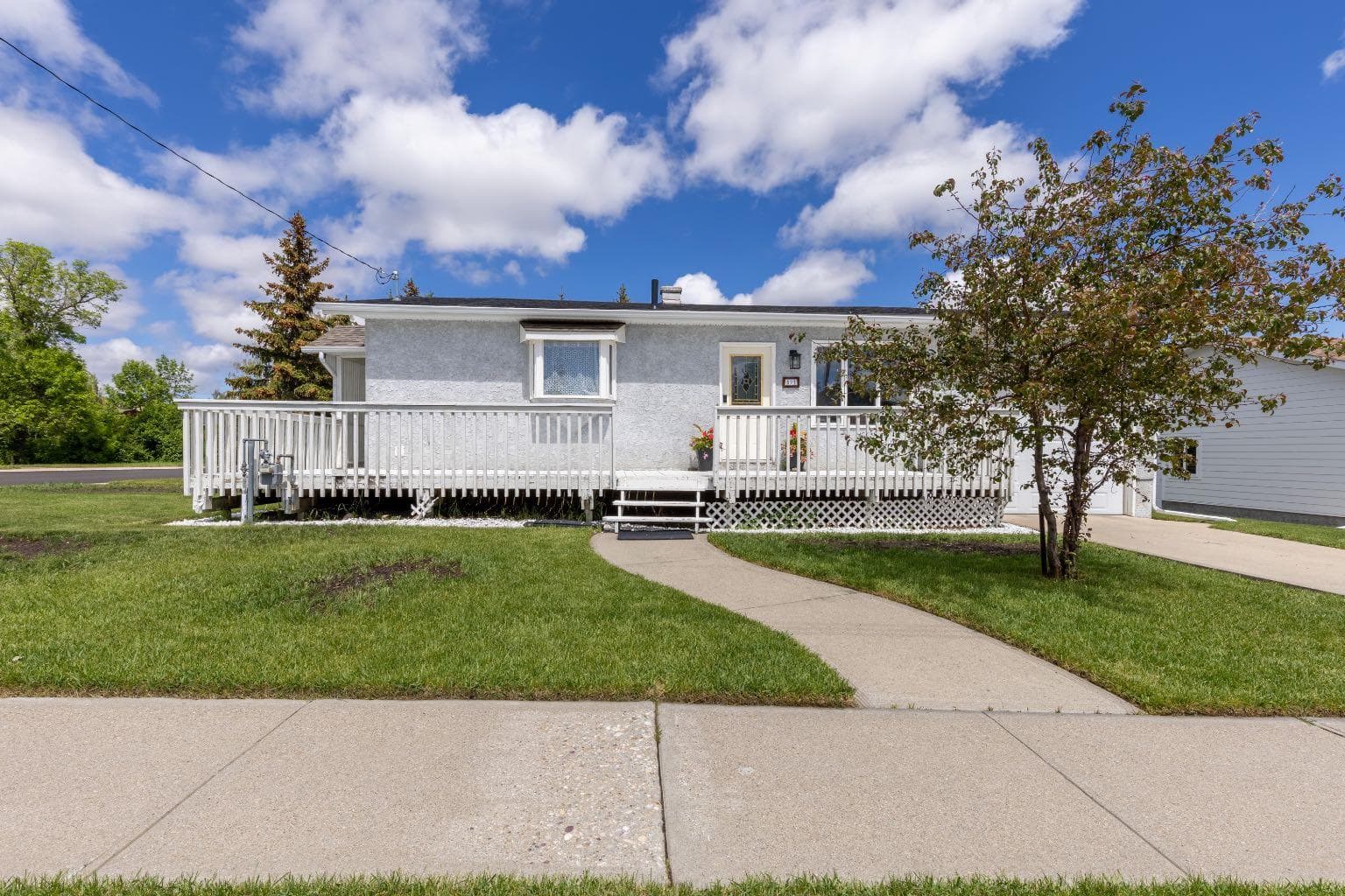 593 3 Avenue W — photo 1