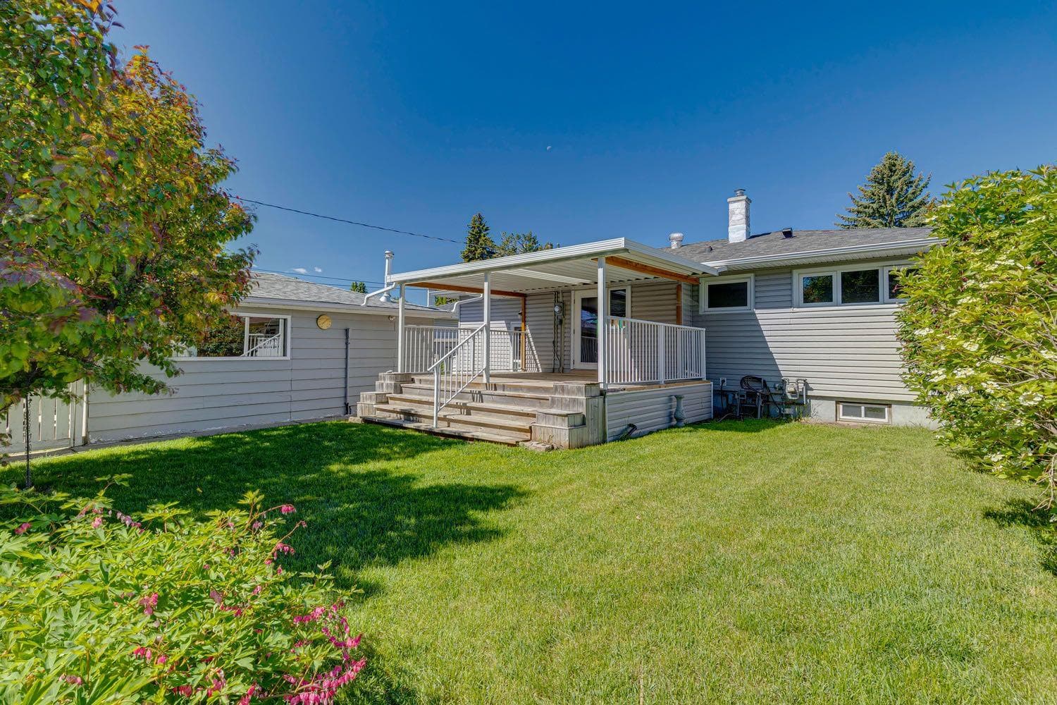 8028 5 Street SW — photo 2
