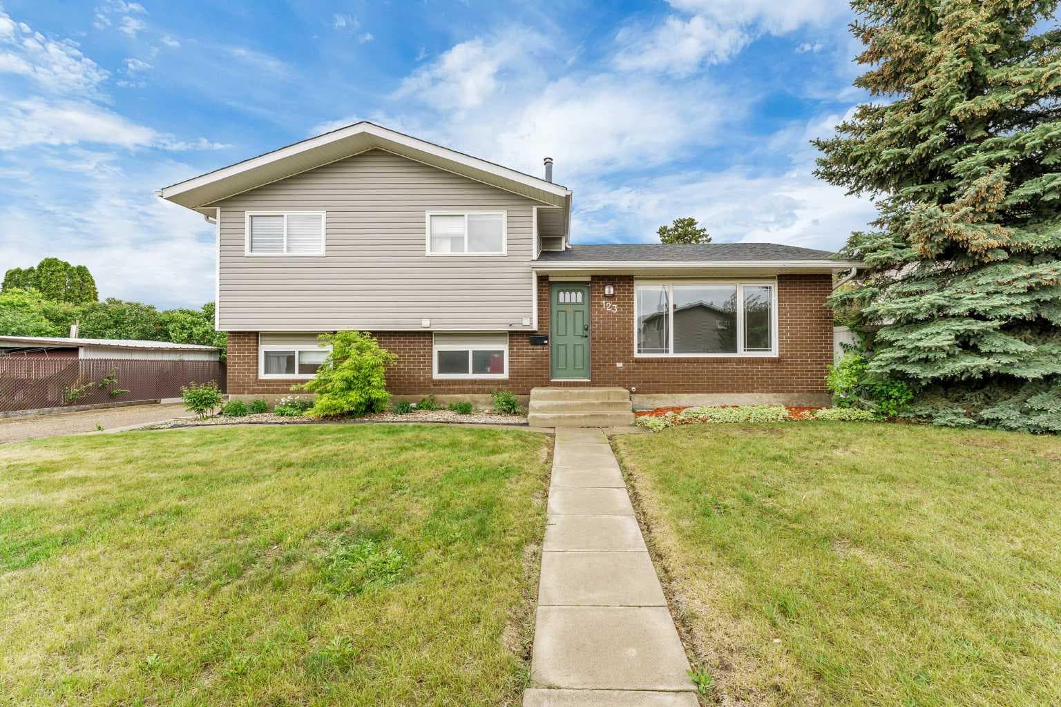 123 Rossland Road SE — photo 1