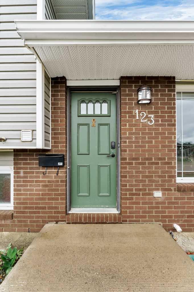 123 Rossland Road SE — photo 3