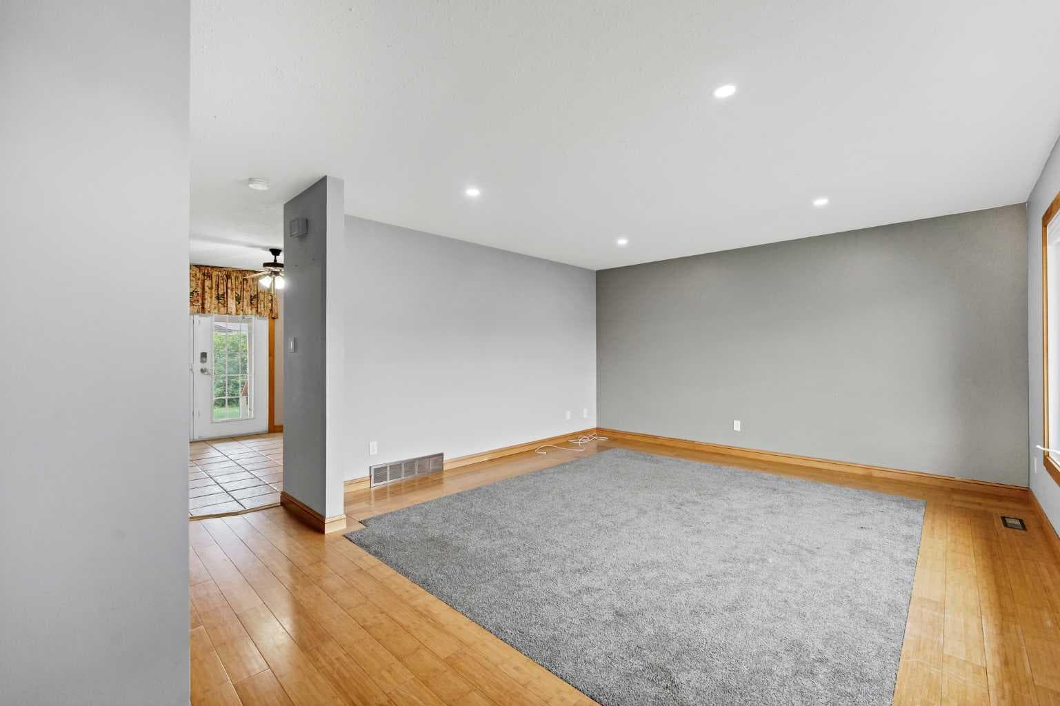 123 Rossland Road SE — photo 4