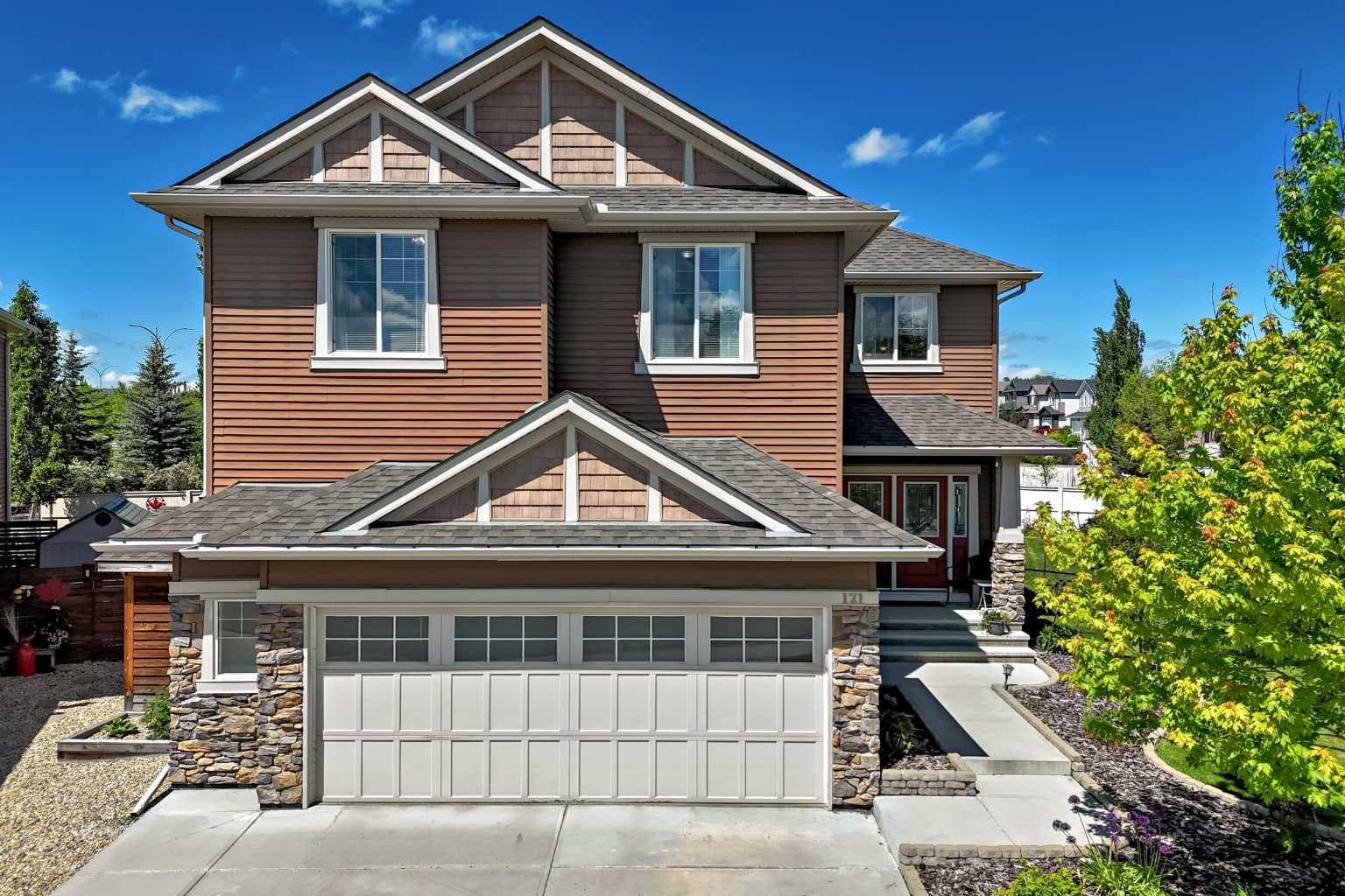 121 Drake Landing Manor — photo 1