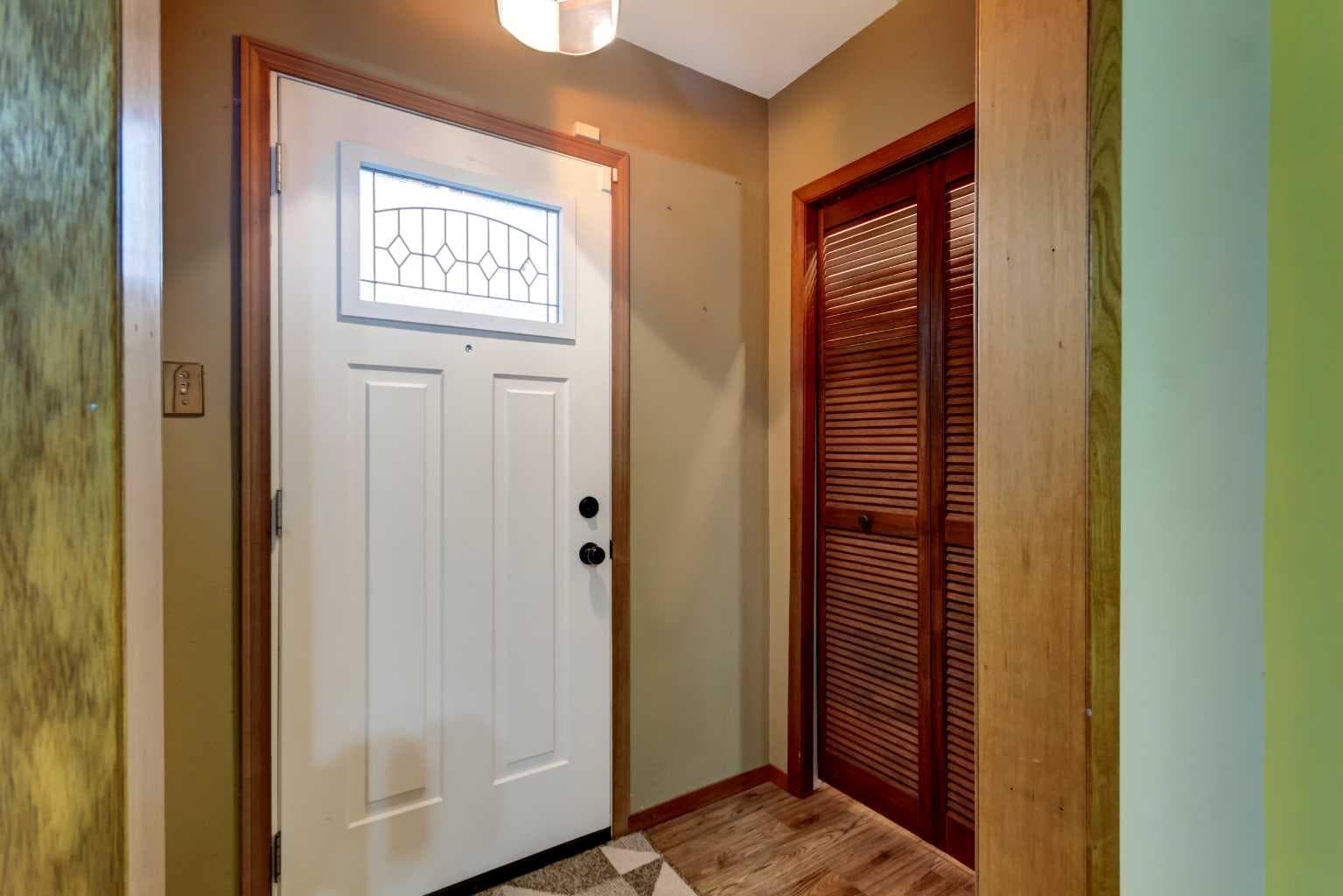 7412 22 Street SE — photo 2