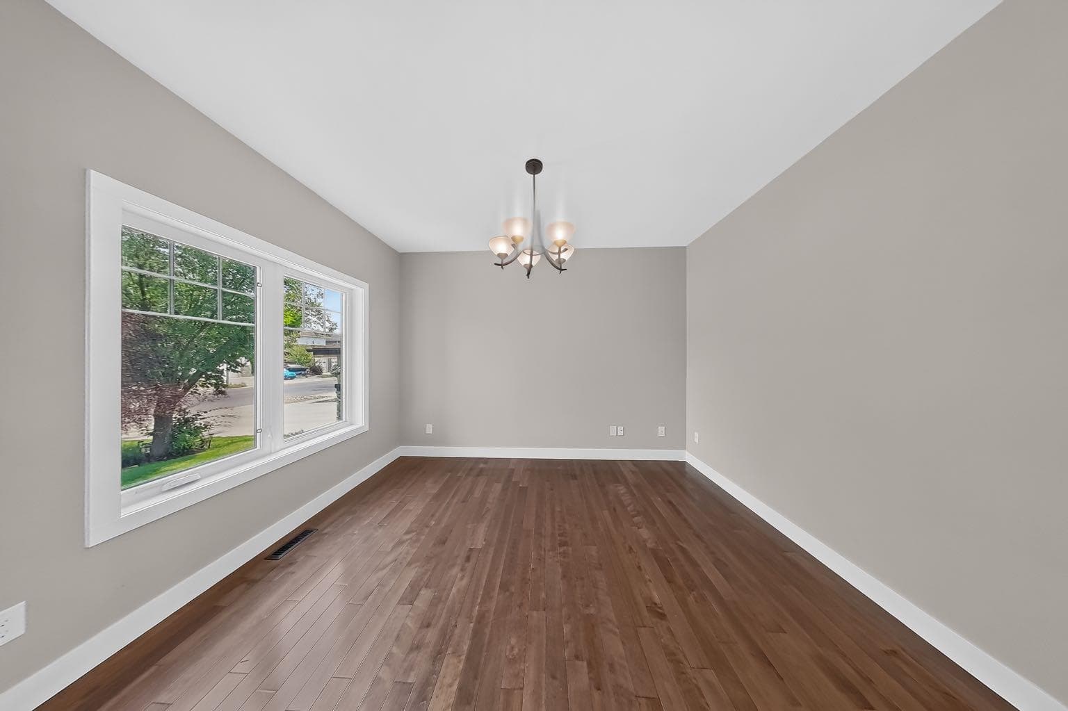 1596 Coalbanks Boulevard W — photo 3