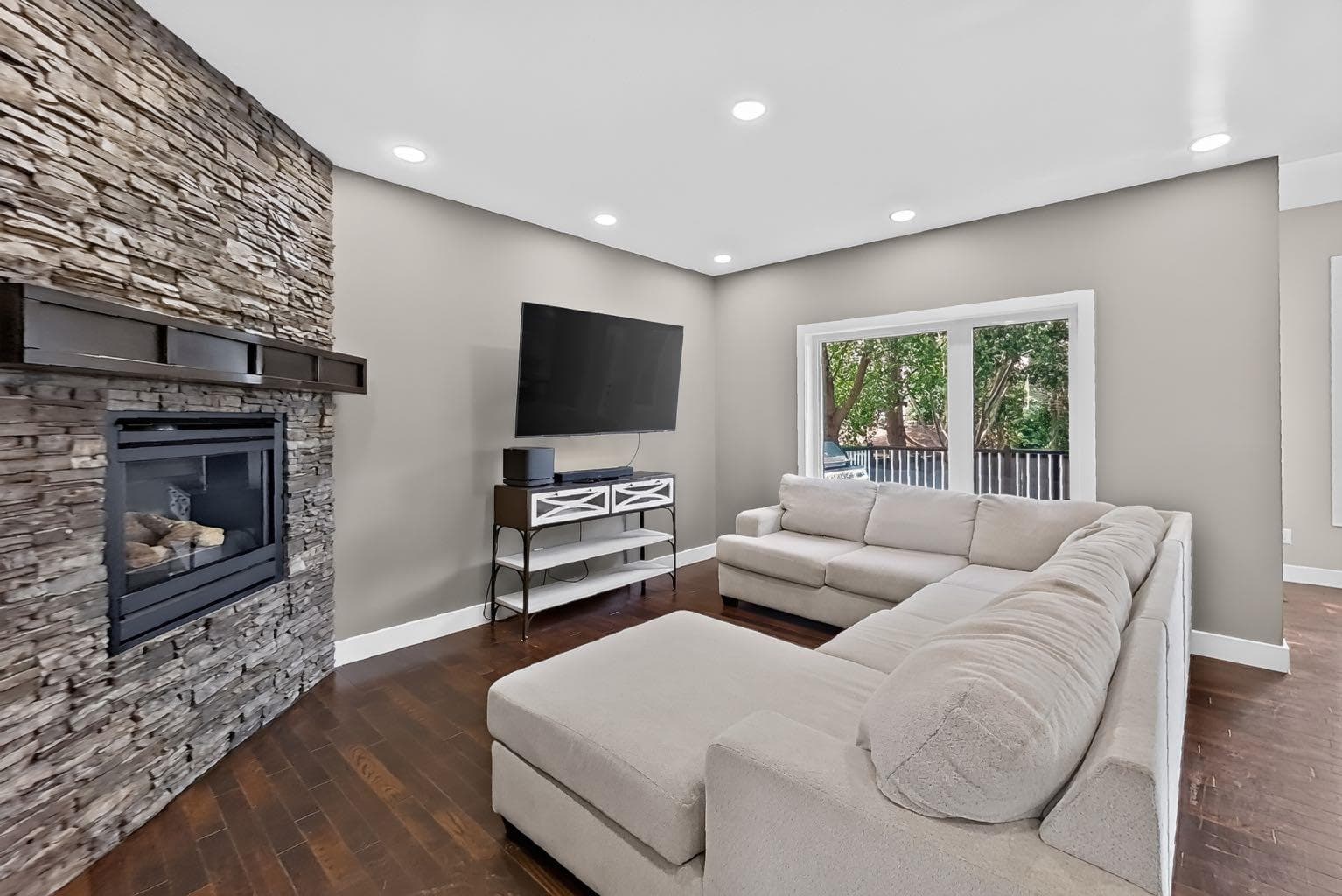 1596 Coalbanks Boulevard W — photo 4