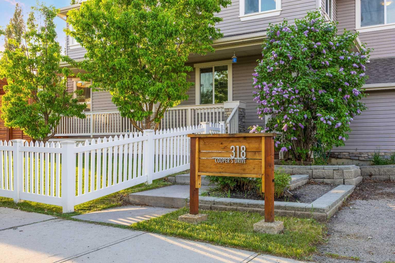 318 Coopers Drive SW — photo 2