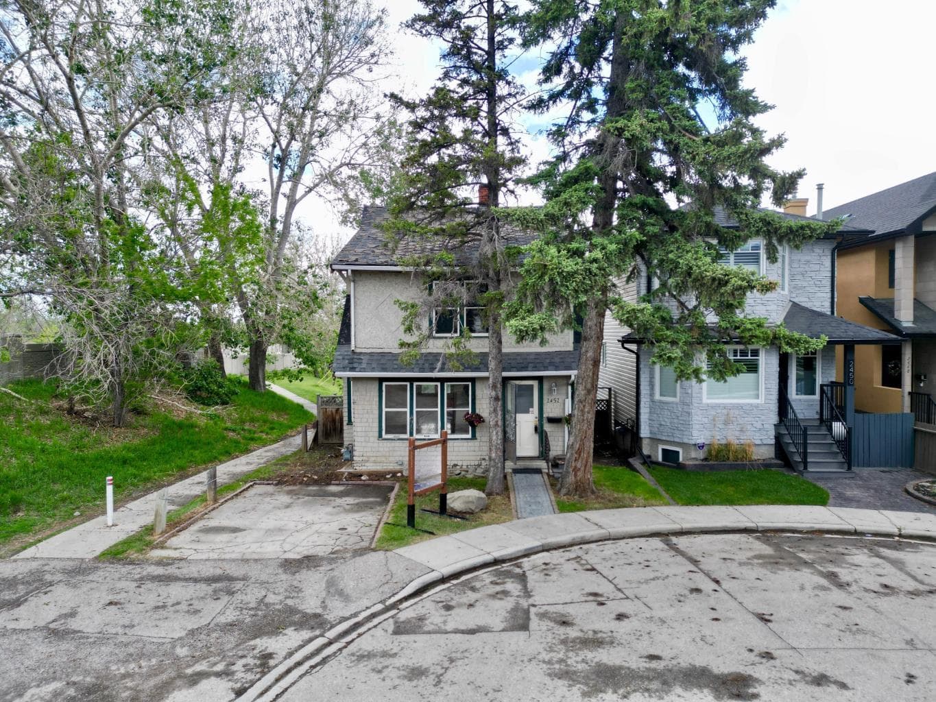 2452 28 Avenue SW — photo 1