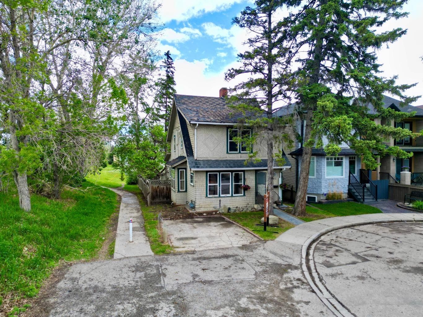 2452 28 Avenue SW — photo 2