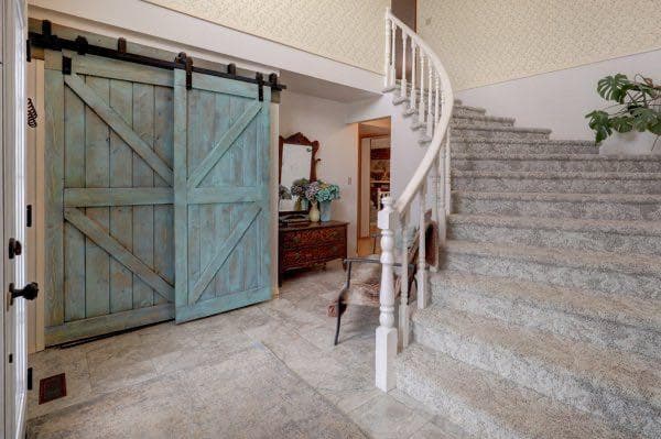 710 Bankview Close — photo 2