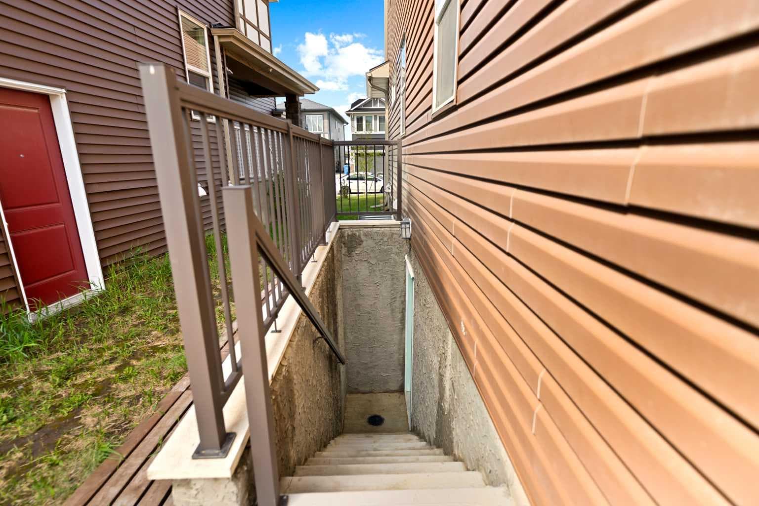 249 Lucas Crescent NW — photo 3