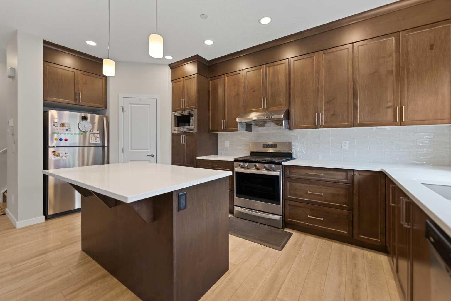 249 Lucas Crescent NW — photo 4