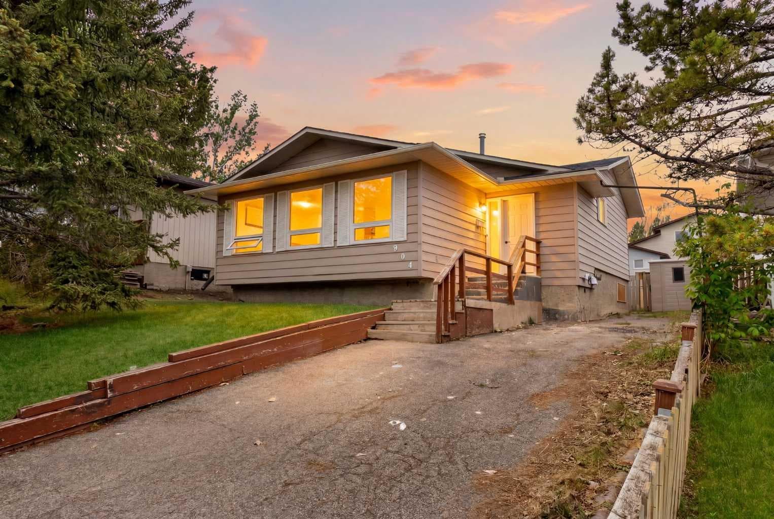 304 Beddington Circle NE — photo 2