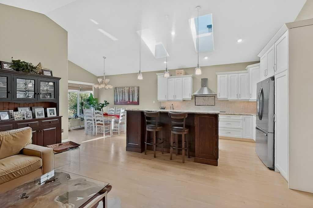 509 Sunridge Crescent W — photo 2