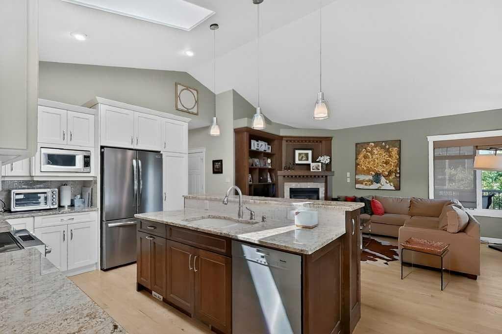 509 Sunridge Crescent W — photo 3