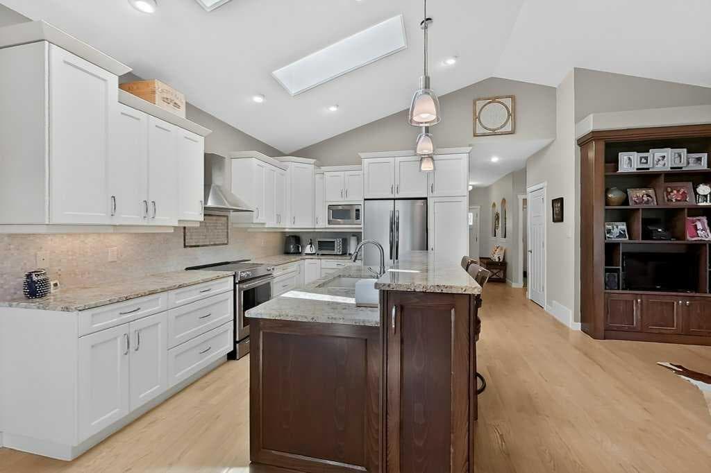509 Sunridge Crescent W — photo 5