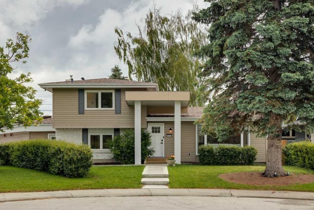 10719 Mapleglen Crescent SE — photo 1