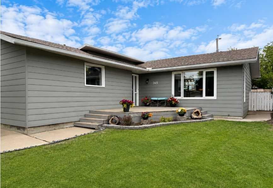 345 9 Street SE — photo 1