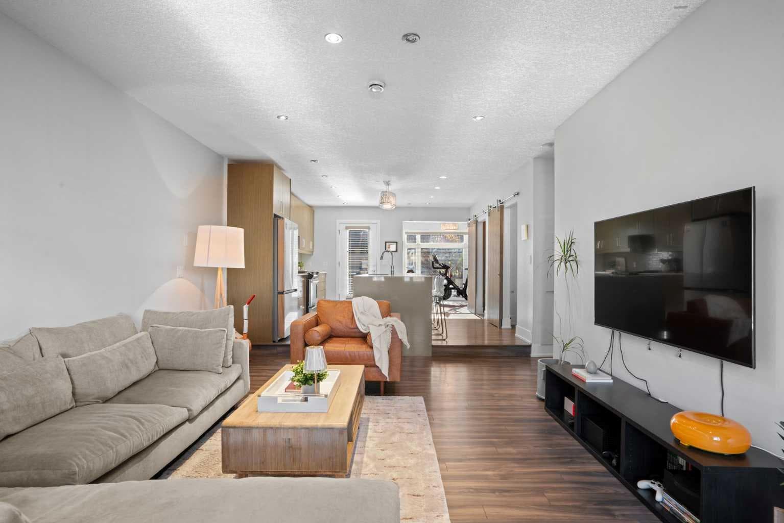 1511 23 Avenue SW — photo 1