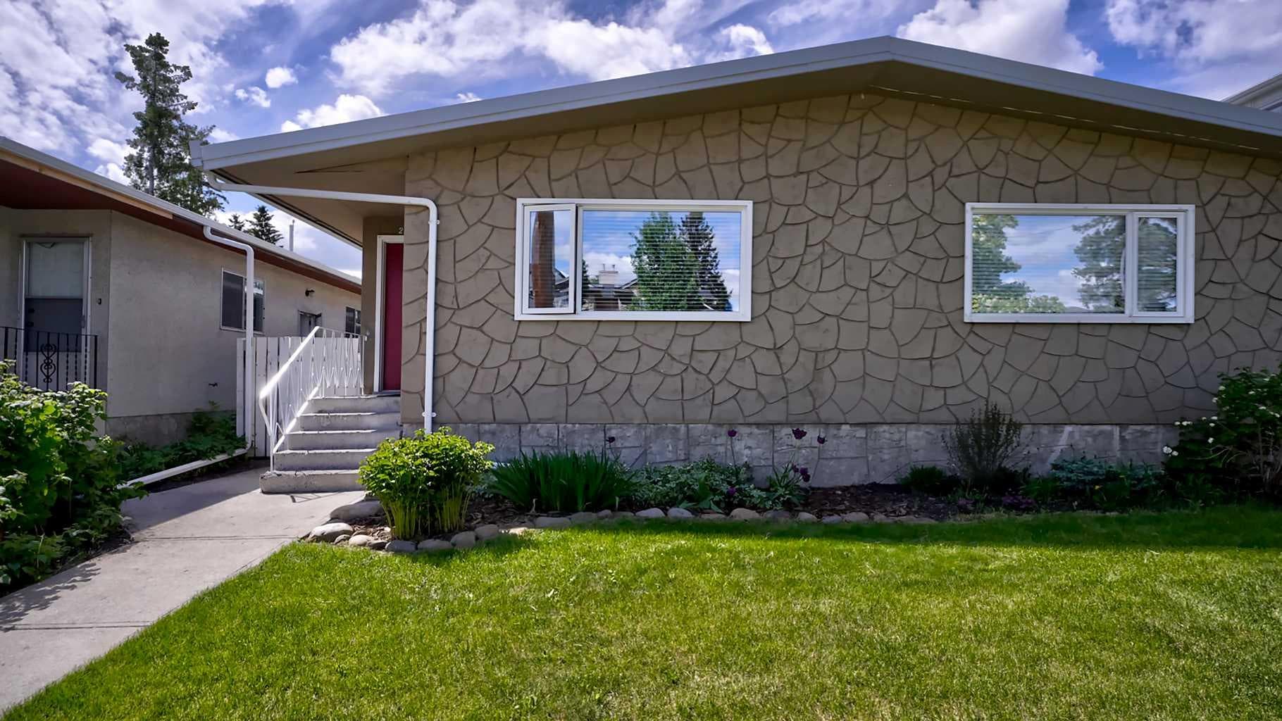 2037 50 Avenue SW — photo 2