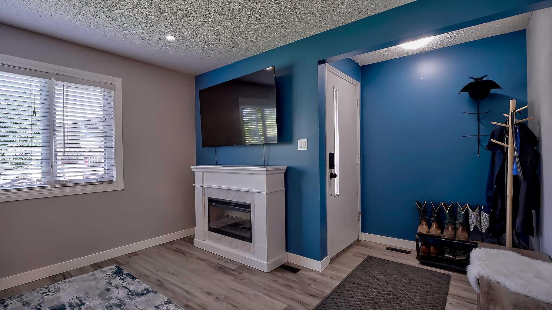 2037 50 Avenue SW — photo 3