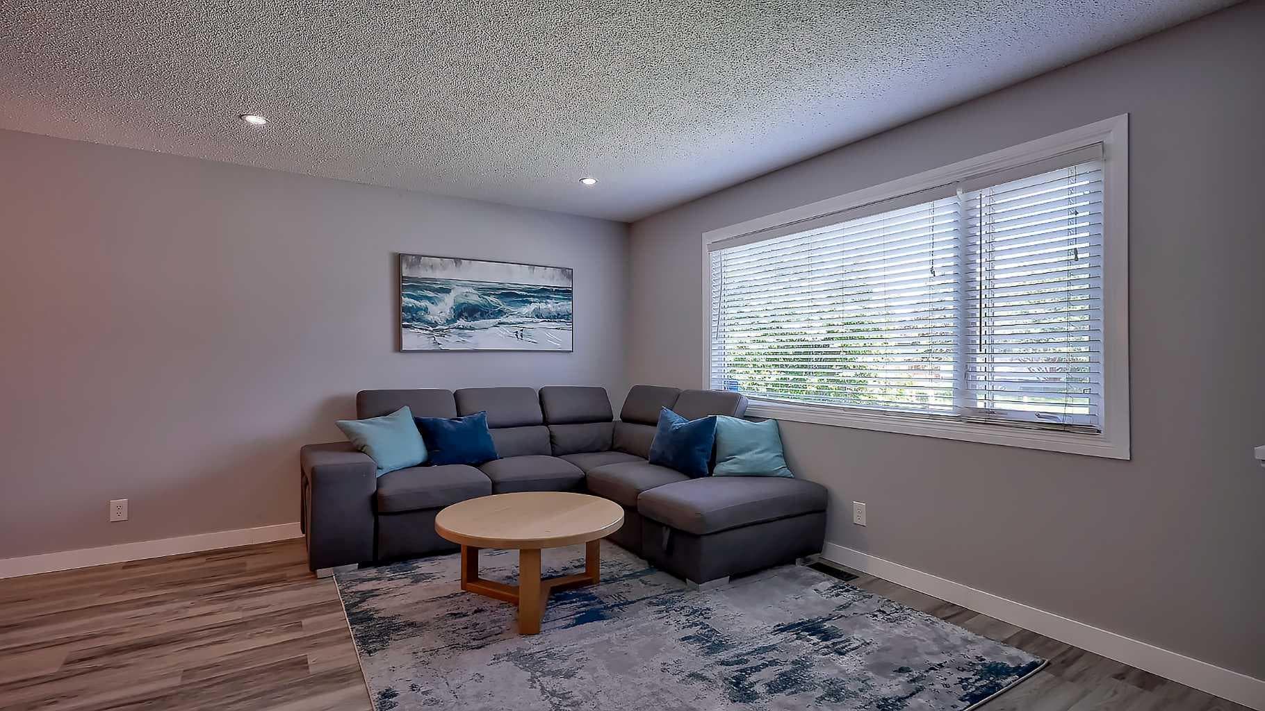 2037 50 Avenue SW — photo 4