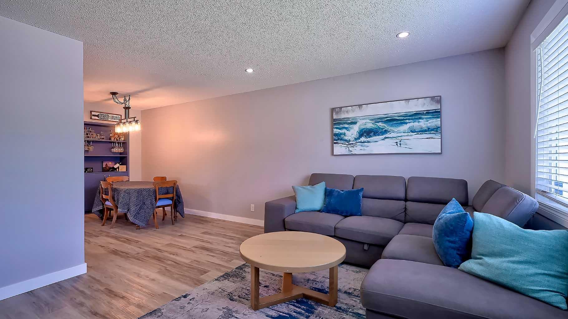 2037 50 Avenue SW — photo 5
