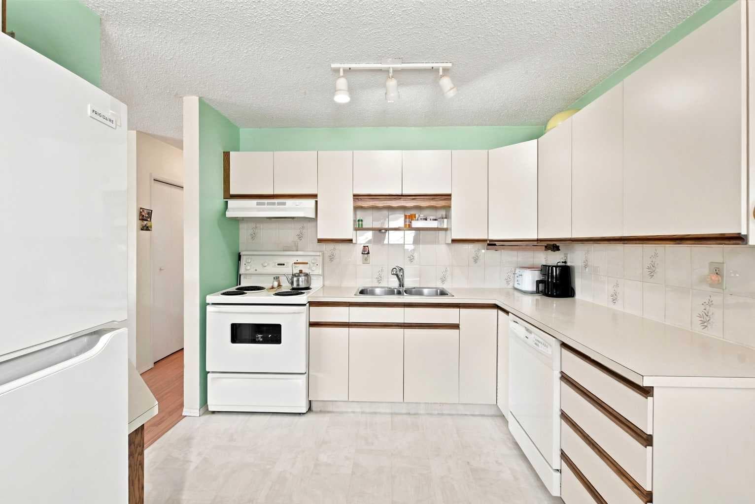 38 Meadowview Close — photo 2