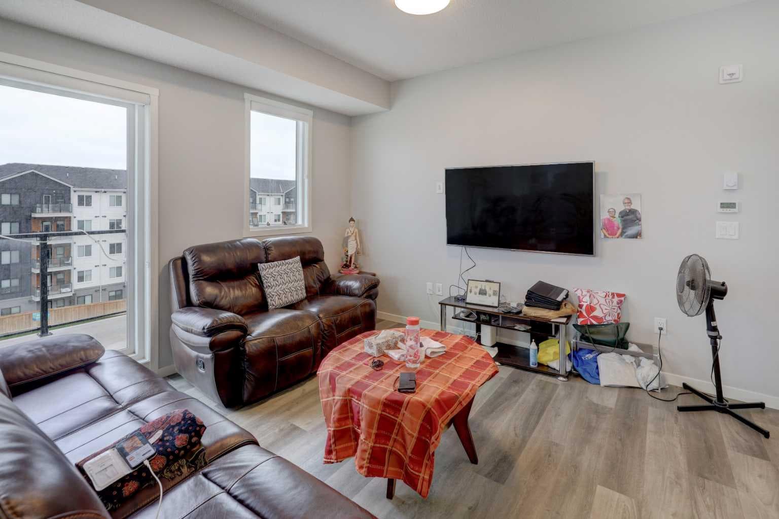 3415, 33 Carringham Gate NW — photo 5