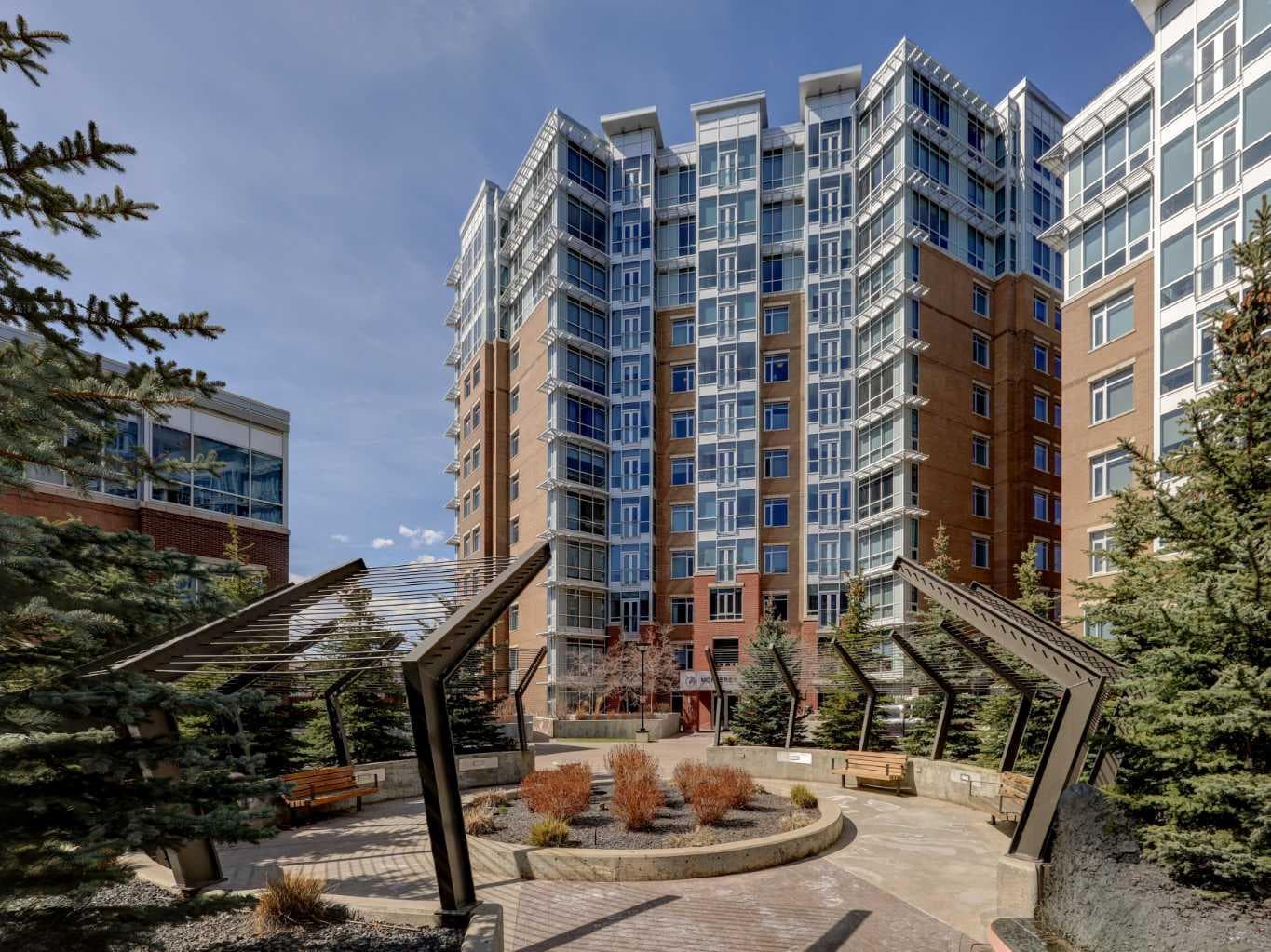 810, 16 Varsity Estates Circle NW — photo 1