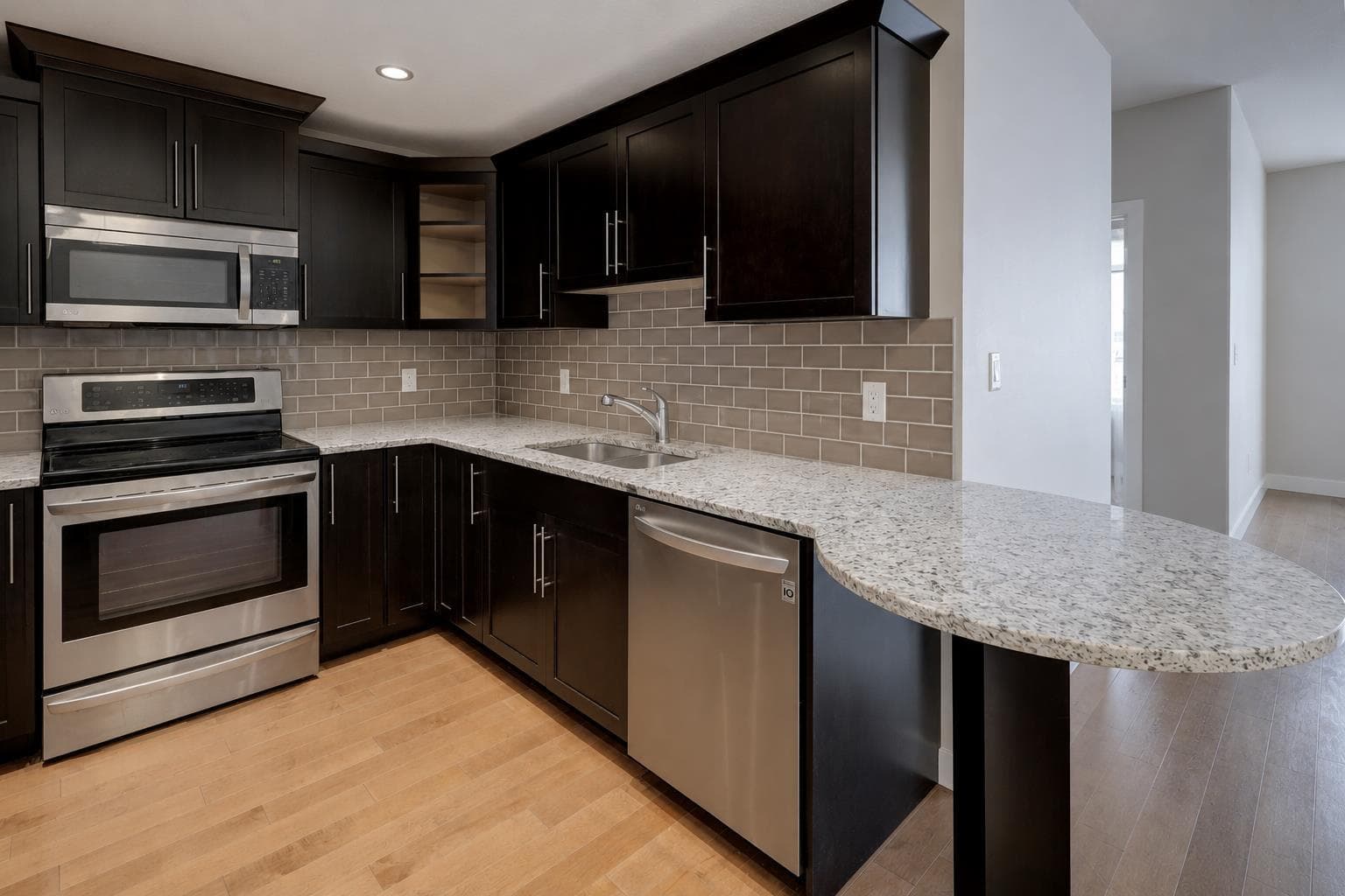810, 16 Varsity Estates Circle NW — photo 5